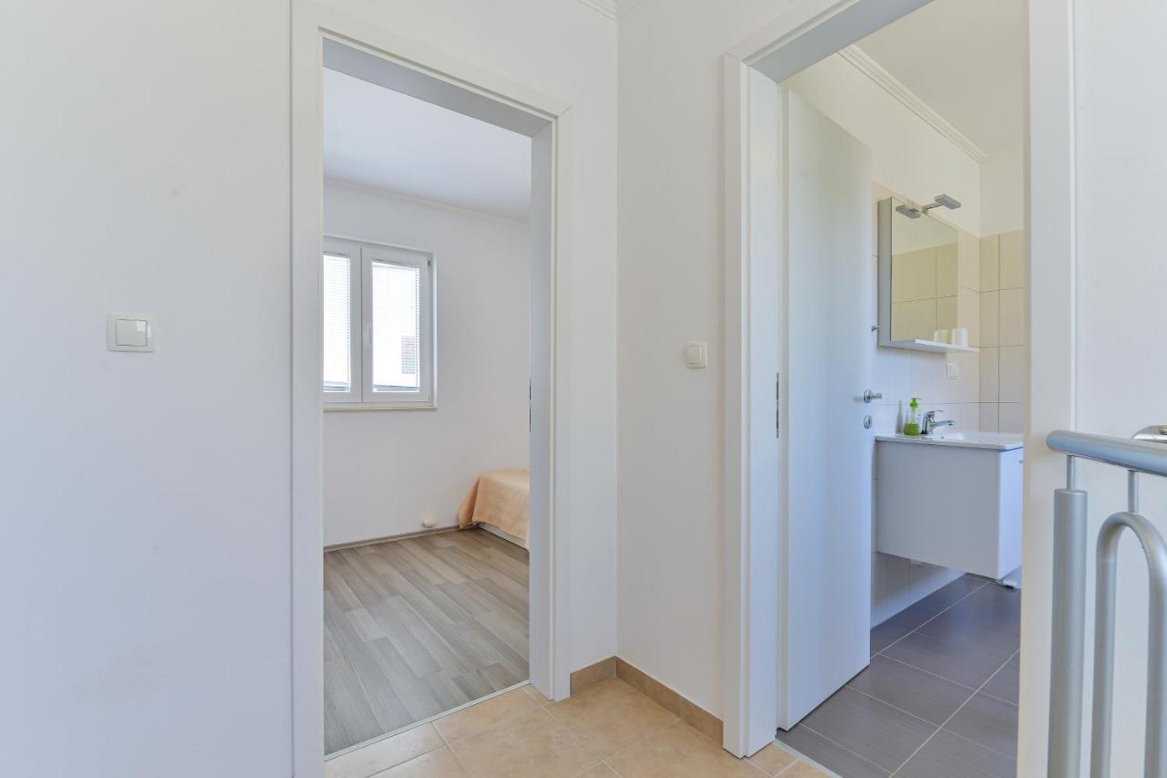 Apartments By The Sea Nin, Zadar - 13172 ภายนอก รูปภาพ
